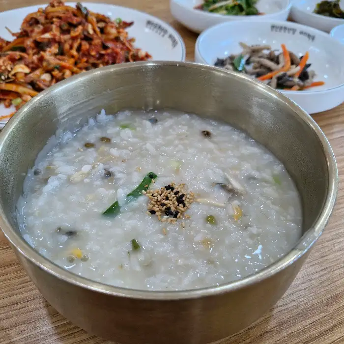 놋그릇에 담겨 나온 바지락죽