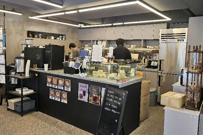 운커피 내부 카운터 모습
