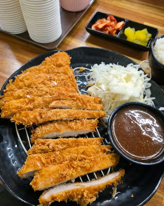 바삭한 돈까스와 곁들임 메뉴