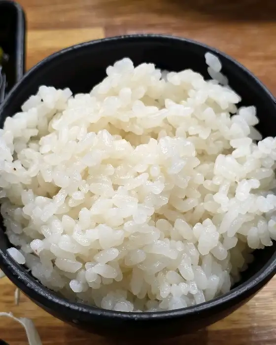 정갈하게 담긴 흰 쌀밥