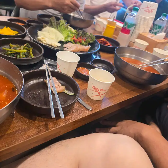 테이블에 차려진 음식들