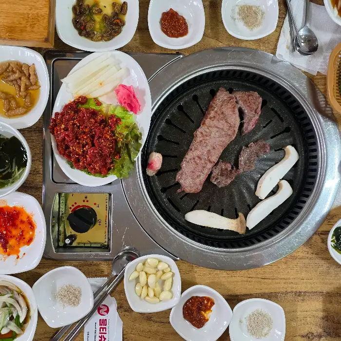 잘 구워진 한우와 곁들일 쌈 채소