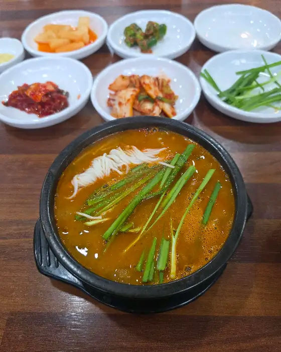 추어탕에 소면과 채소가 올라간 모습