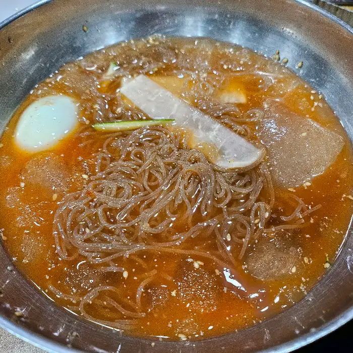 시원한 국물과 쫄깃한 면발의 냉면