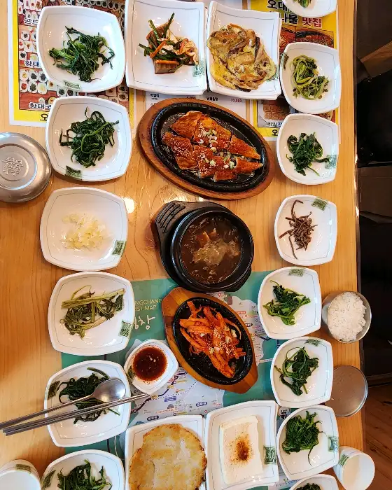 테이블 가득 차려진 산채정식 상차림