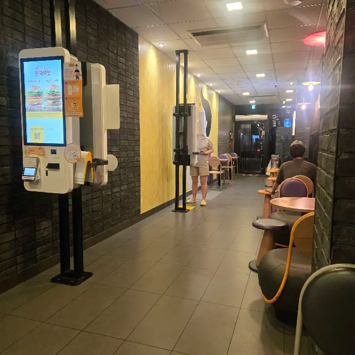 키오스크 주문 기기와 직원