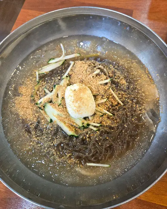 냉면 위 고명