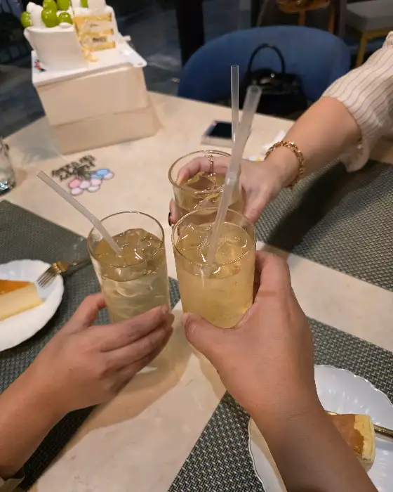 주문한 메뉴와 함께 건배를 제의하는 모습