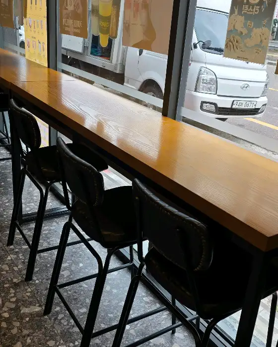 창가 바 테이블
