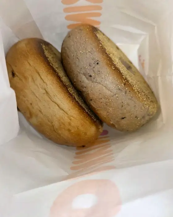 봉투 안에 담긴 두 개의 베이글