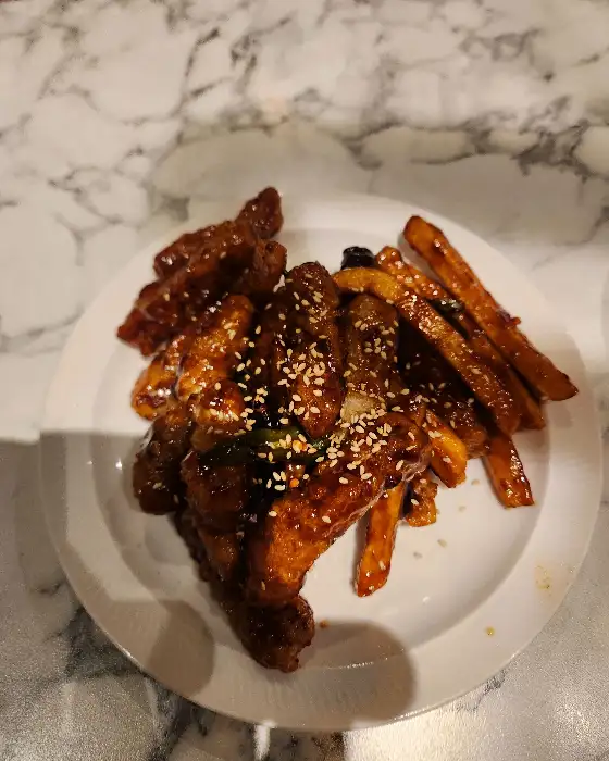 맛있게 조리된 튀김 요리