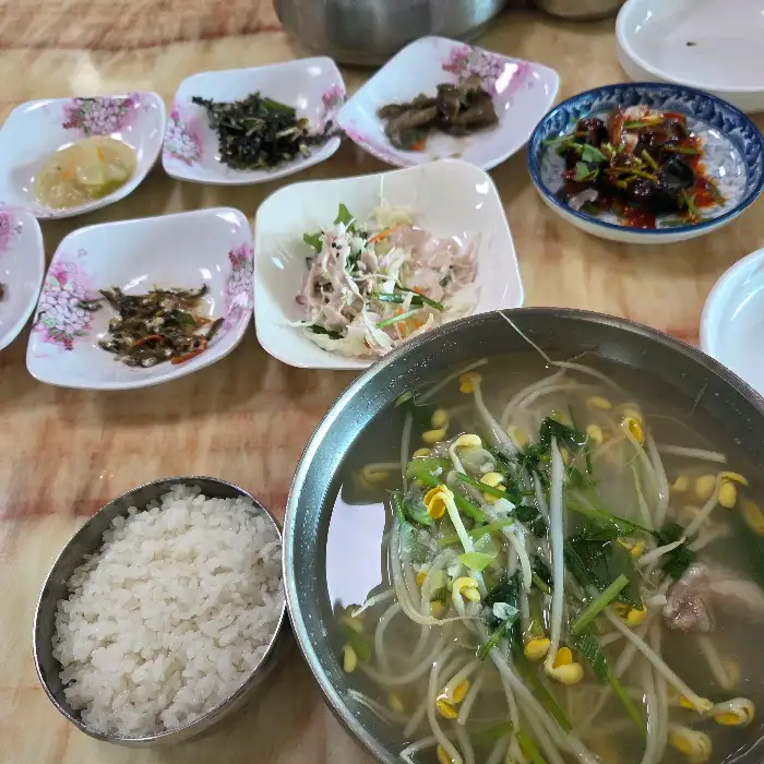 정갈한 밑반찬과 복지리