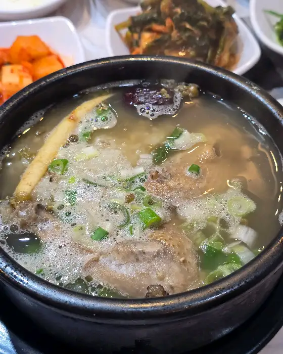 따뜻한 국물이 돋보이는 두부전골