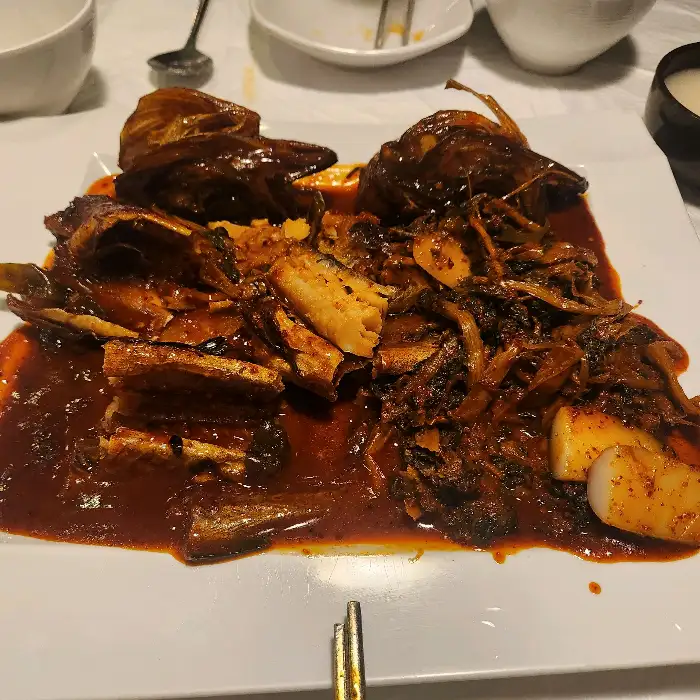 먹음직스러운 코다리찜과 곁들임 찬