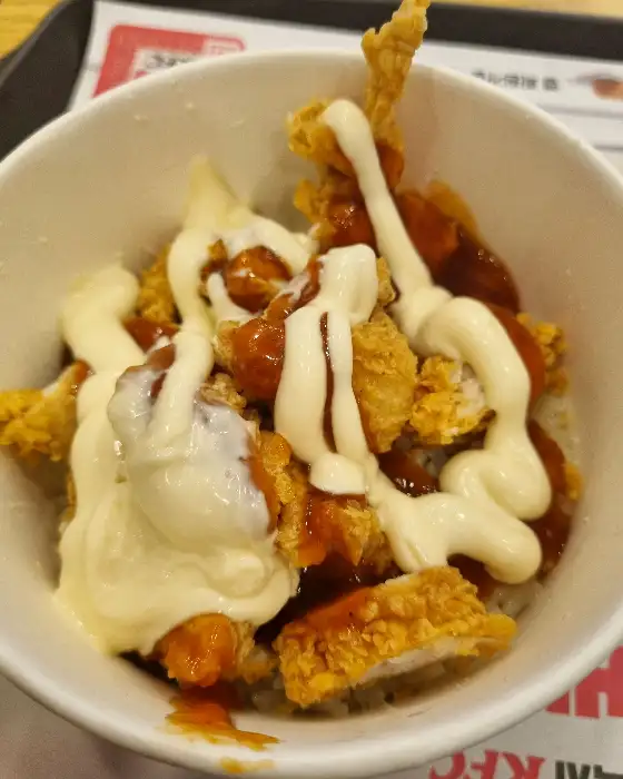 KFC 감자튀김과 치킨 조각