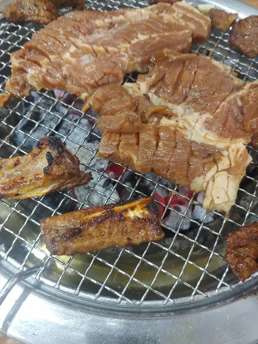숯불 위에서 익어가는 돼지갈비