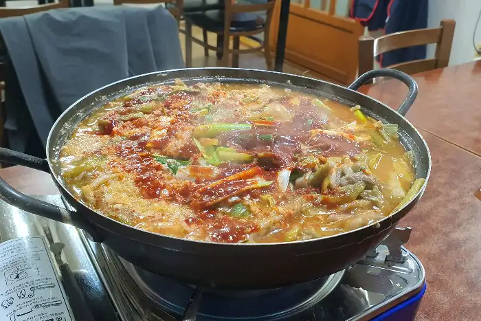 푸짐하게 차려진 메기매운탕
