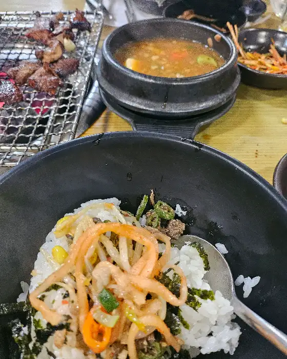 초벌된 돼지갈비와 곁들임 메뉴