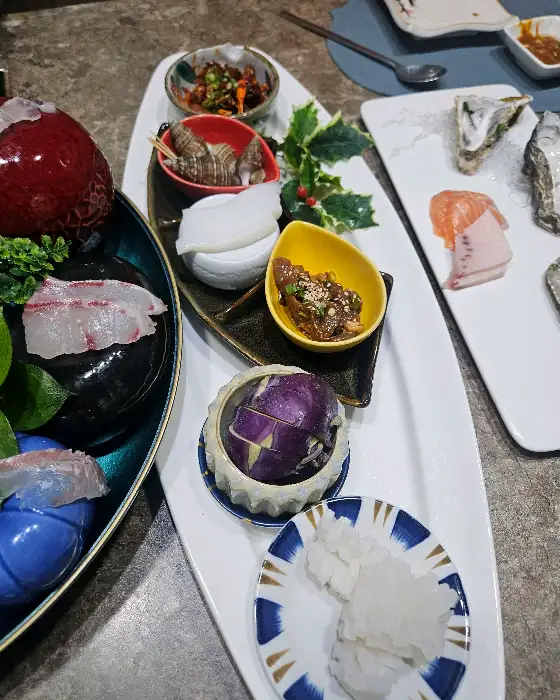 다양한 요리가 차려진 테이블 모습