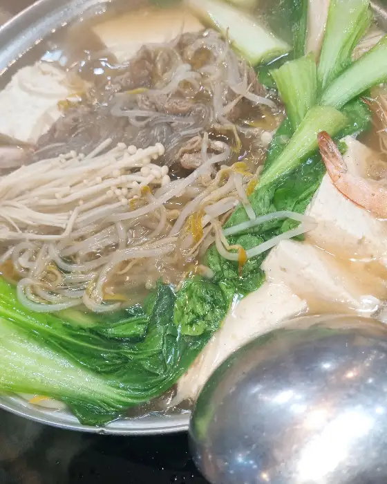 다양한 채소와 해산물이 어우러진 두부전골