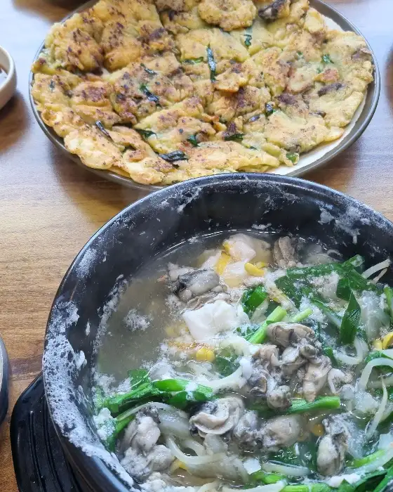 장촌칼국수의 굴 칼국수와 녹두전