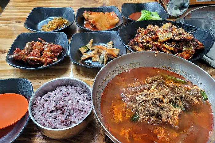홍어회와 홍어애, 그리고 밥과 국이 함께 담긴 식탁