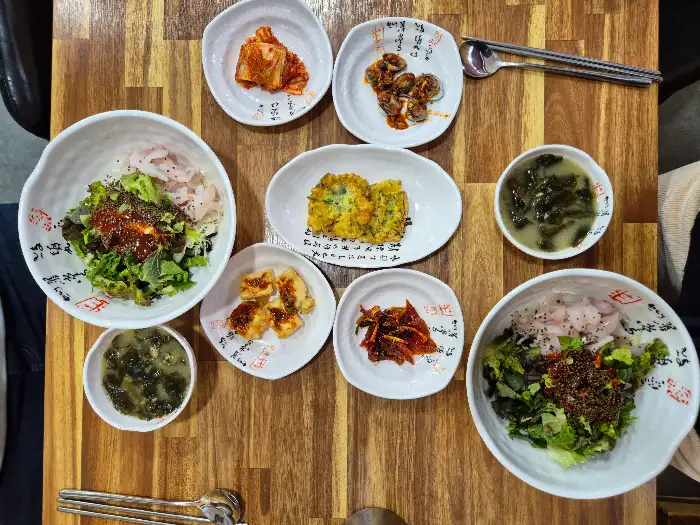 테이블에 차려진 다양한 밑반찬들