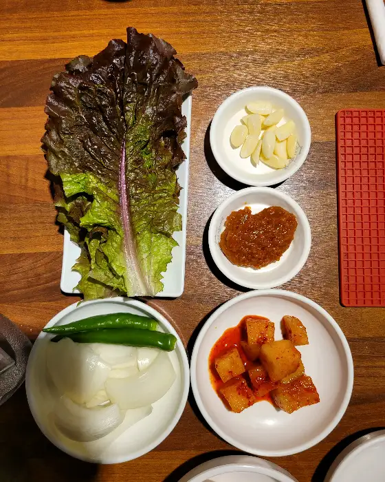 신선한 채소와 곁들여 먹기 좋은 재료들