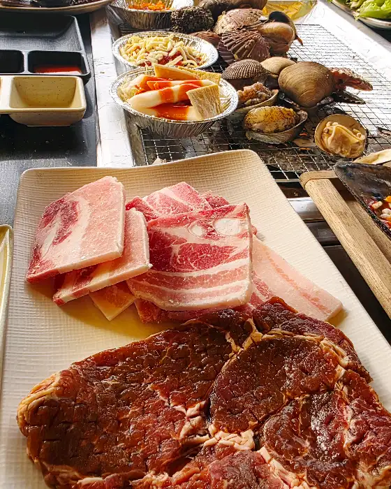 신선한 삼겹살과 소고기