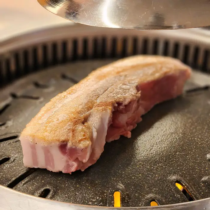 숯불 위에서 구워지는 삼겹살