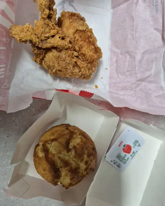 KFC 치킨 조각과 에그타르트