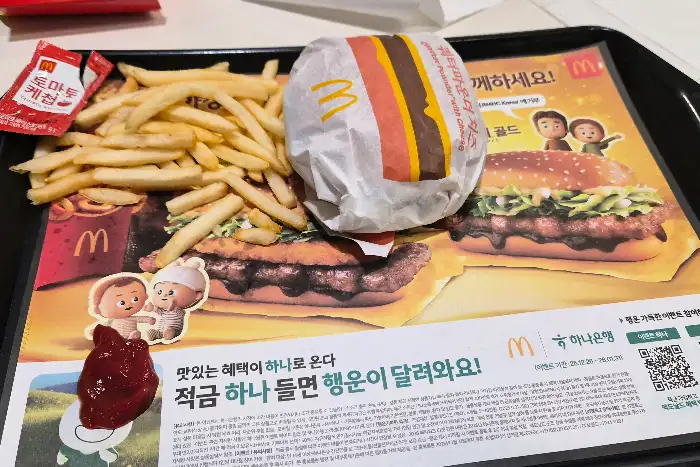 먹음직스러운 햄버거와 감자튀김 세트