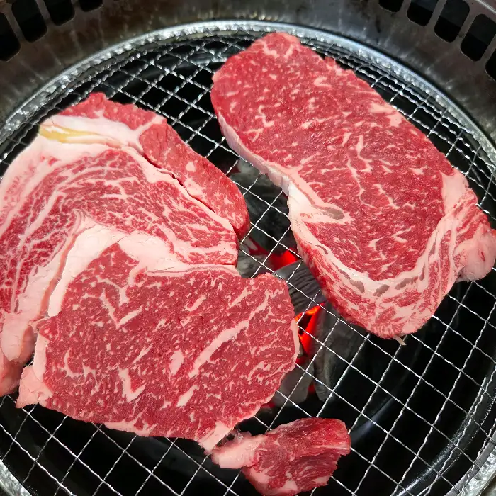 숯불 위에 구워지는 한우 고기