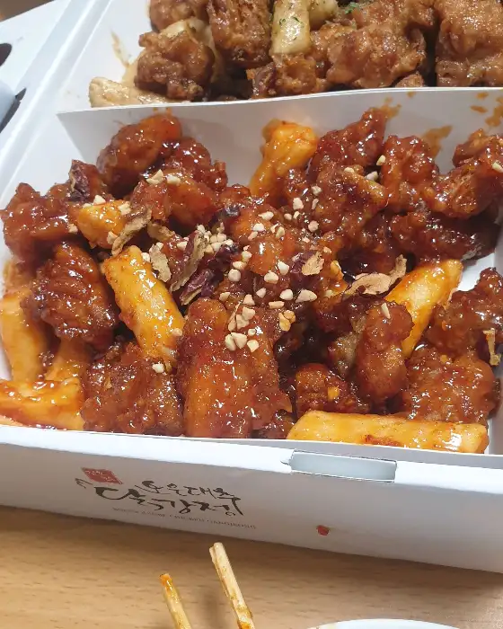 양념치킨과 떡꼬치가 어우러진 메뉴