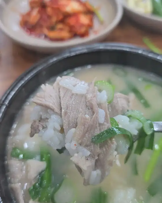 국물에 밥과 고기를 섞은 한 숟갈