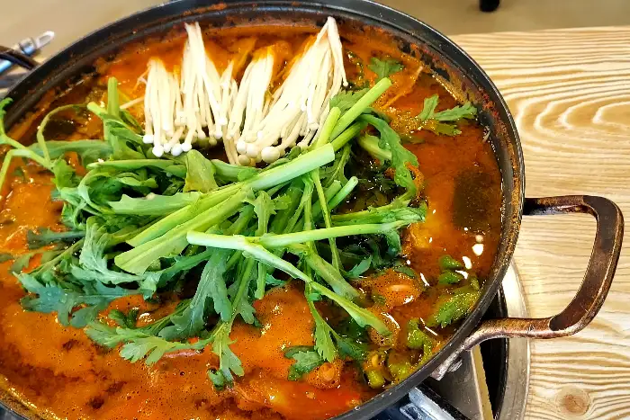 푸짐한 재료가 담긴 매운탕 냄비 모습