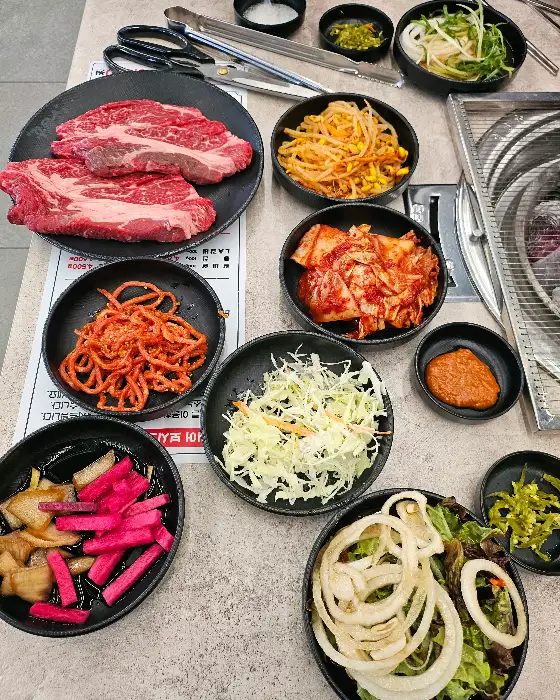 다양한 밑반찬과 함께 준비된 상차림