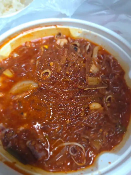 낙곱새 국물에 밥을 비벼 먹는 모습