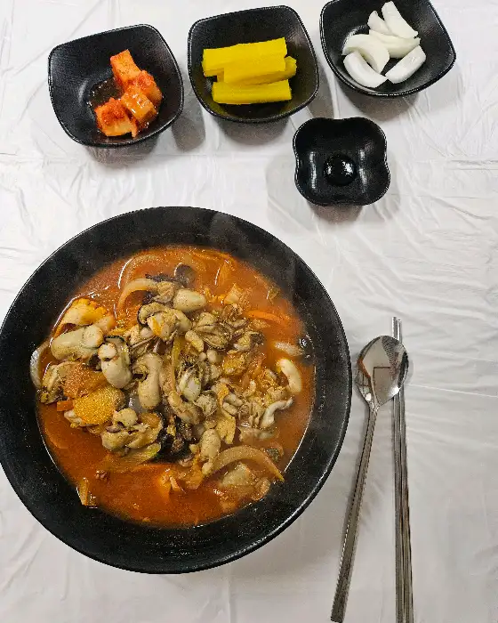 푸짐한 굴이 담긴 짬뽕