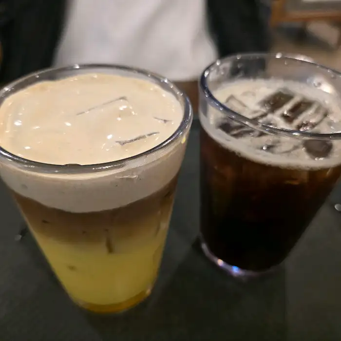 두 잔의 음료가 나란히 놓여있는 모습