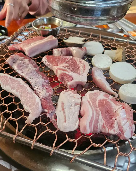 화로에 맛있게 익어가는 다양한 부위의 고기