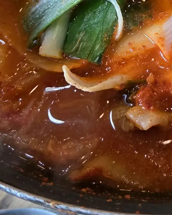 해장국 안의 채소와 건더기