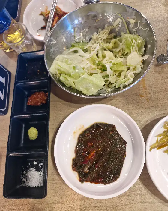 샐러드와 쌈장, 와사비 등이 담긴 접시