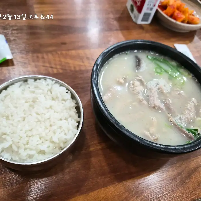 잘 익은 밥과 함께 놓인 돼지국밥