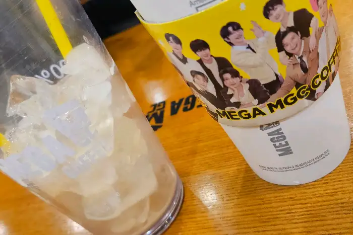 커피와 포장된 디저트