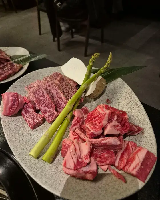 신선한 꽃갈빗살과 곁들임 채소