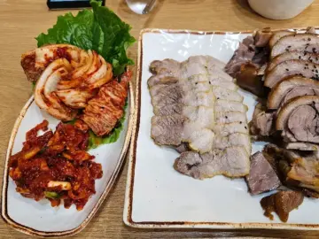 중구 맛집 ‘족사랑’ 인생 보쌈, 쫀득한 족발의 완벽한 조화