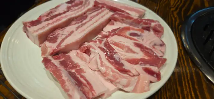 플레이트에 보기 좋게 담긴 신선한 흑돼지 삼겹살