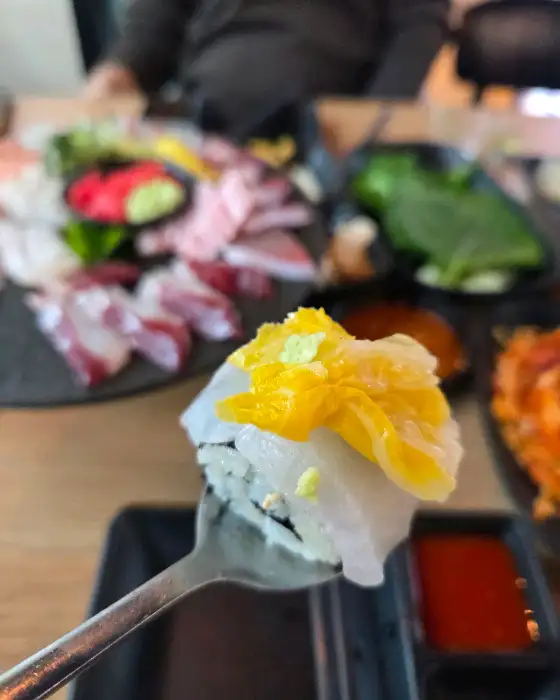 회가 올라간 젓가락