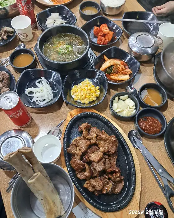 다양한 반찬과 메인 요리